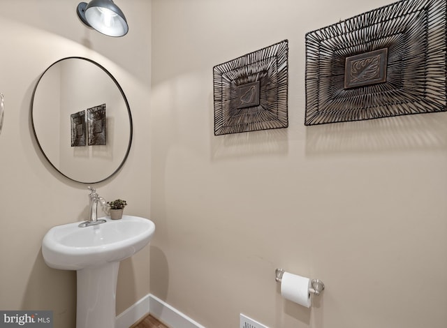 5570 Warren Dr, Huntingtown, MD 20639 - bathroom featuring baseboards
