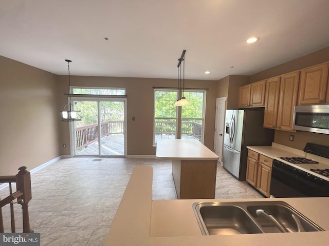 kitchen featuring stainless steel appliances, a sink, baseboards, plenty of natural light, and recessed lighting