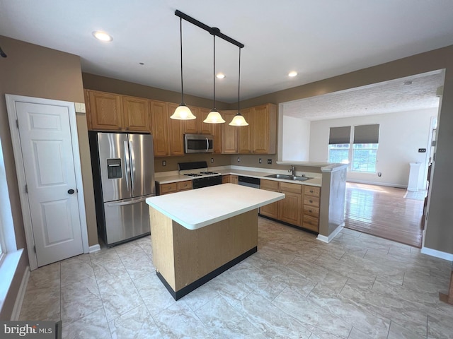 kitchen featuring stainless steel appliances, a sink, light countertops, baseboards, and a peninsula
