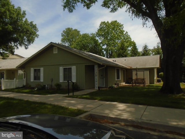 ranch-style home featuring a front lawn