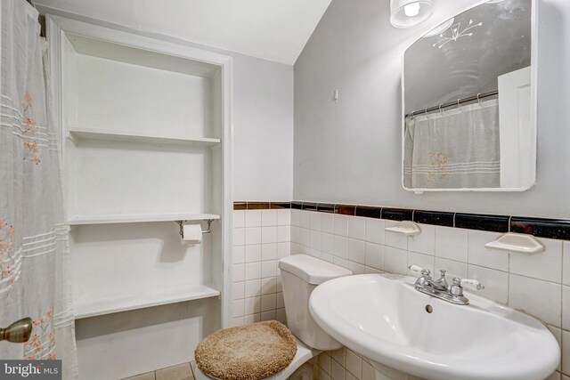 102 S Glebe Rd S, Arlington, VA 22204 - full bathroom featuring a sink, wainscoting, tile walls, and toilet