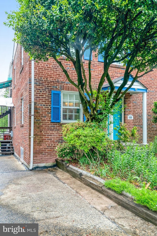 102 S Glebe Rd S, Arlington, VA 22204 - view of side of home featuring brick siding