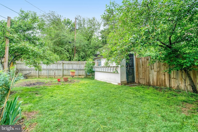 102 S Glebe Rd S, Arlington, VA 22204 - view of yard featuring an outbuilding