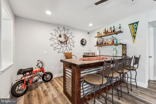 435 Potomac Run Rd, Fredericksburg, VA 22405 - indoor wet bar featuring wood finished floors, baseboards, recessed lighting, and ceiling fan