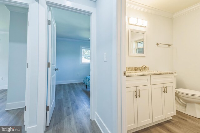 931 Oakdale Cir, Millersville, MD 21108 - bathroom with ornamental molding, wood finished floors, vanity, and ensuite bath