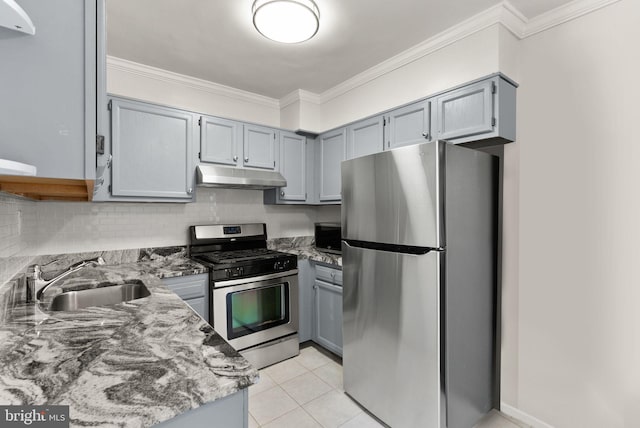 kitchen with stainless steel appliances, under cabinet range hood, a sink, backsplash, and light tile patterned flooring