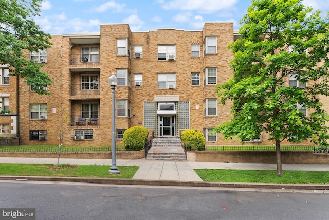 view of apartment building / complex