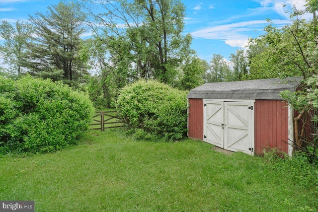 view of yard featuring a shed and an outbuilding