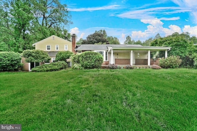 view of front facade with a front lawn