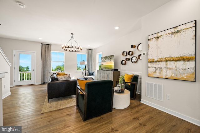living area with wood finished floors, a chandelier, recessed lighting, and baseboards