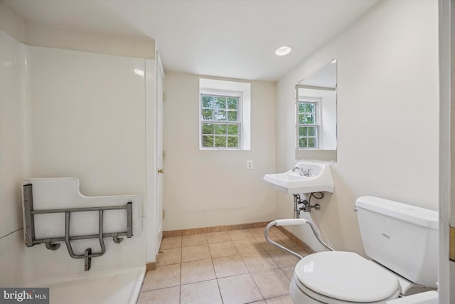 bathroom featuring toilet, tile patterned floors, baseboards, and recessed lighting