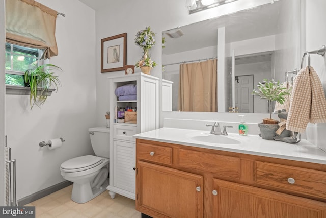 full bath with toilet, vanity, baseboards, and a shower with shower curtain