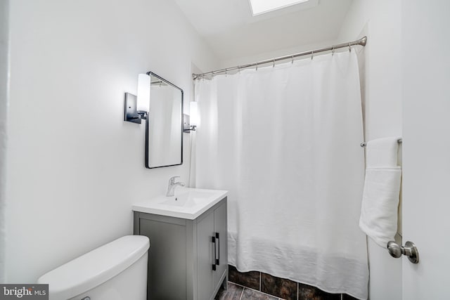 full bath featuring vanity, toilet, and a shower with curtain