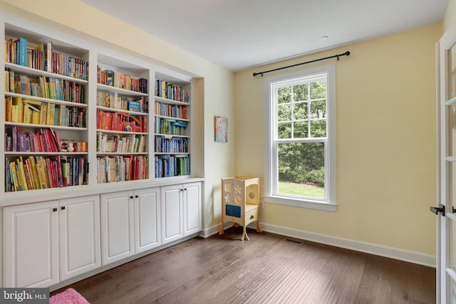 133 Greentree Farm Dr, Dickerson, MD 20842 - sitting room with wood finished floors and baseboards