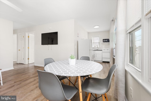 1004 Philadelphia Ave, Ocean City, MD 21842 - dining area featuring light wood-style floors and baseboards