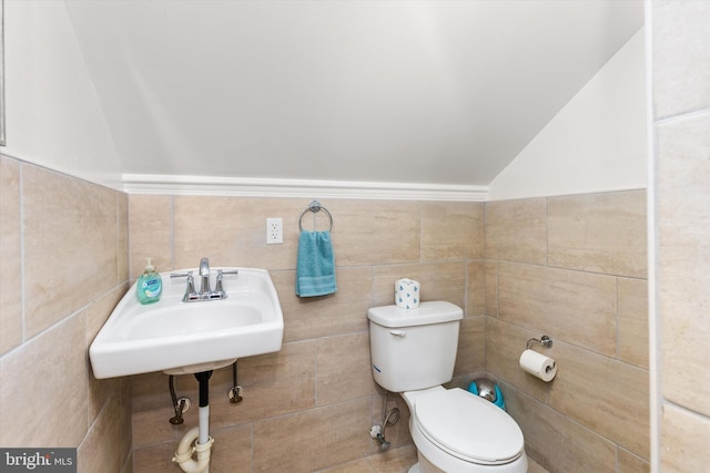1004 Philadelphia Ave, Ocean City, MD 21842 - bathroom featuring vaulted ceiling and toilet