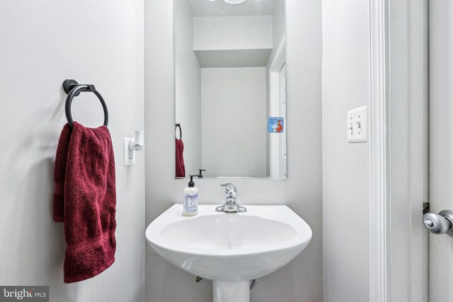 42397 Goldenseal Sq, Brambleton, VA 20148 - bathroom featuring a sink