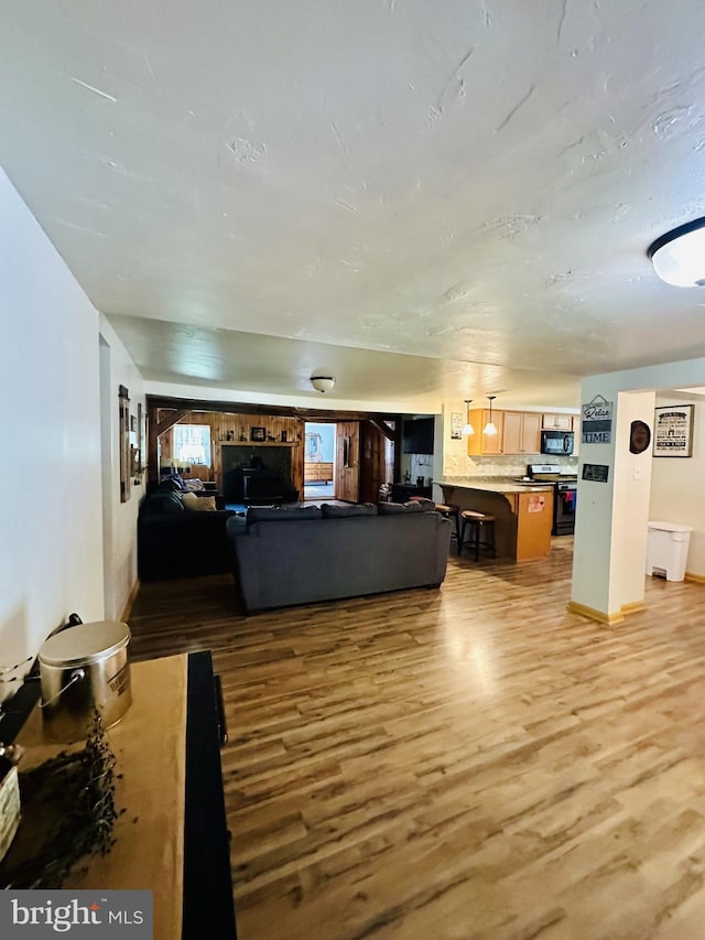living area with light wood-style flooring and baseboards