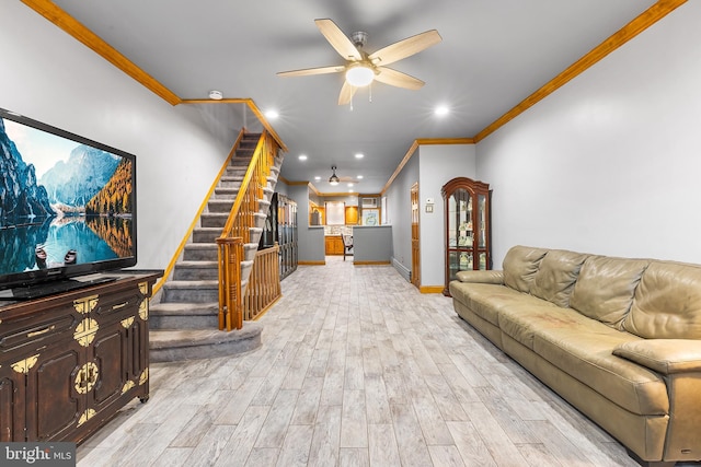living area featuring crown molding, ceiling fan, baseboards, recessed lighting, and light wood-type flooring
