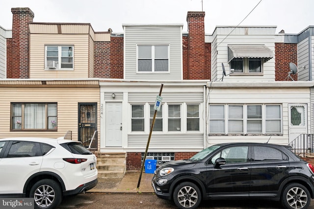 townhome / multi-family property featuring cooling unit