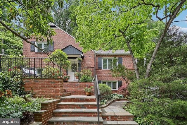 3919 30th St N, Arlington, VA 22207 - tudor home featuring brick siding and fence