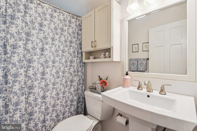 3919 30th St N, Arlington, VA 22207 - full bath with toilet, a sink, and a shower with shower curtain