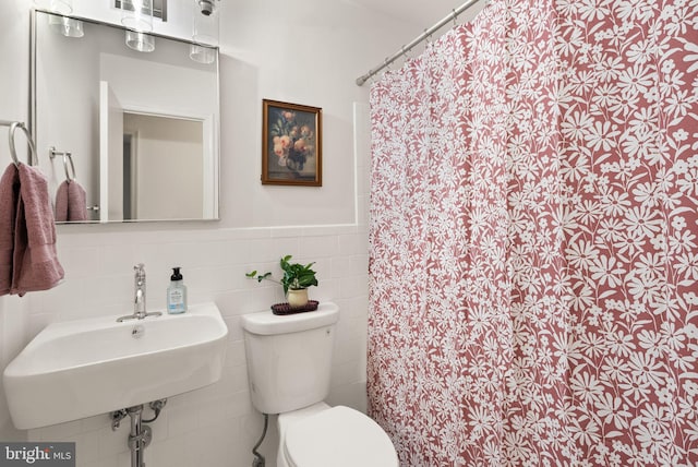 5632 Maxine Ct, Alexandria, VA 22310 - full bathroom featuring toilet, a sink, wainscoting, curtained shower, and tile walls