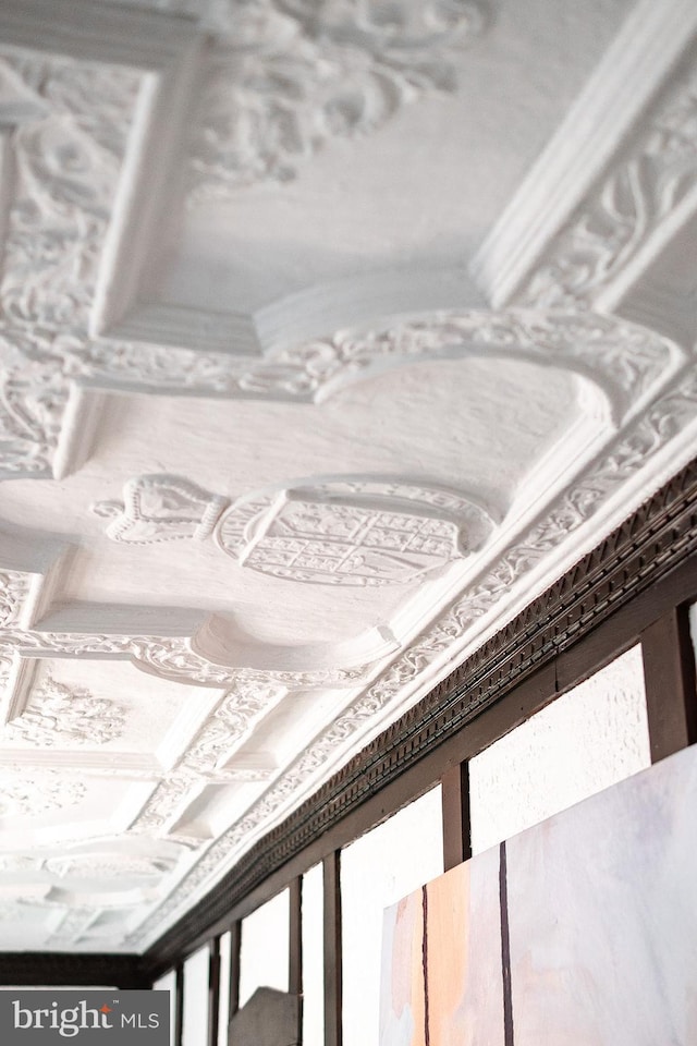 302 Ellsworth Dr, Silver Spring, MD 20910 - detailed view of crown molding