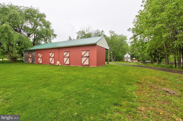 view of outdoor structure featuring an outbuilding