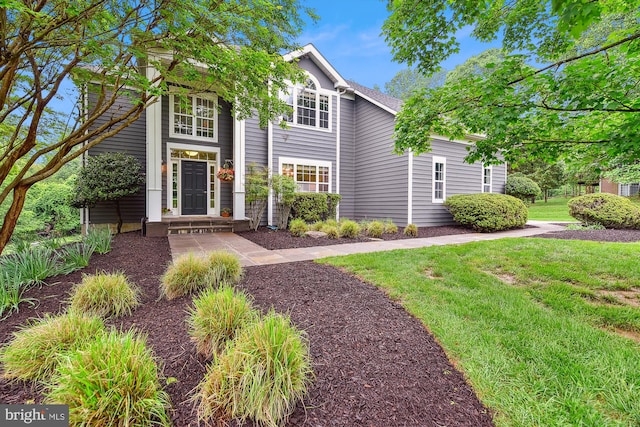 traditional home featuring a front lawn