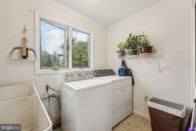 laundry room with washer and clothes dryer and baseboards