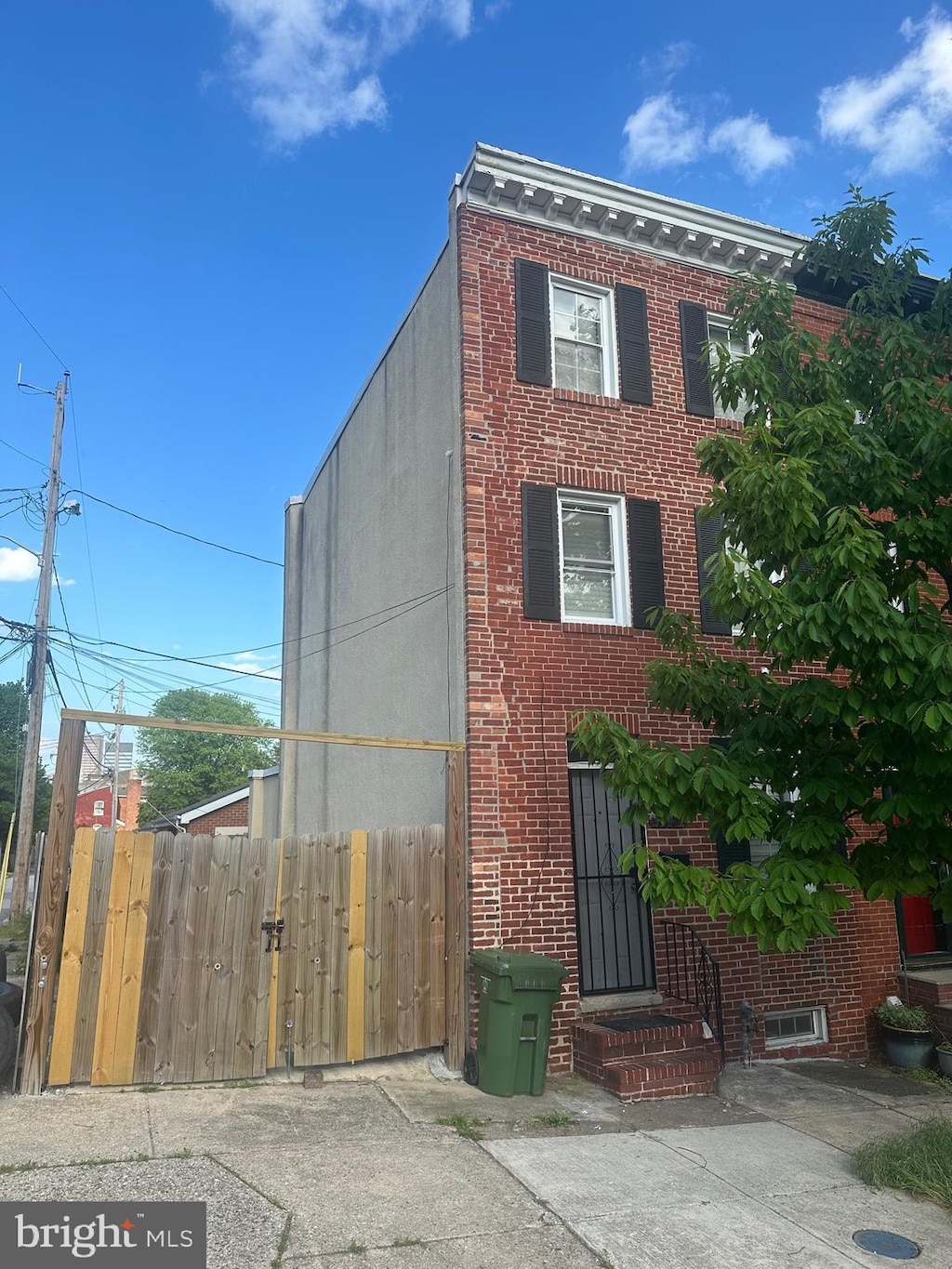 115 Parkin St, Baltimore, MD 21201 - view of front of home featuring brick siding and fence