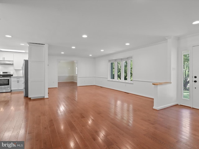 unfurnished living room with light wood-style floors, recessed lighting, baseboards, and crown molding