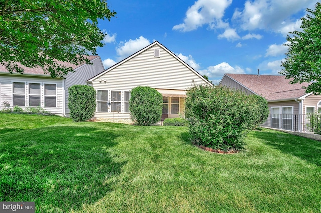 24 Smithfield Way, Fredericksburg, VA 22406 - rear view of house with a lawn