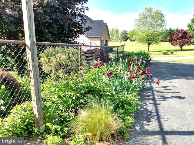 1372 Summerswood Dr, Saint Thomas, PA 17252 - exterior view of fence