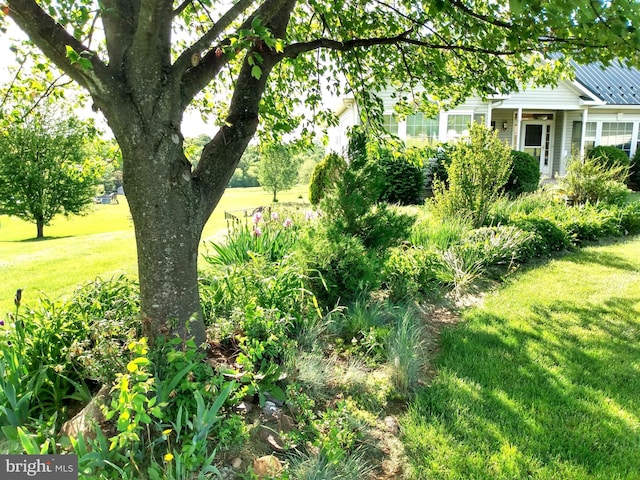 1372 Summerswood Dr, Saint Thomas, PA 17252 - view of grassy yard