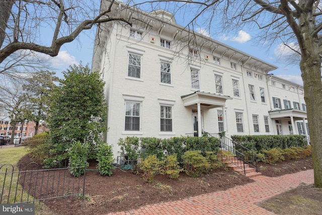 300 S Columbus St, Alexandria, VA 22314 - view of front of home with fence