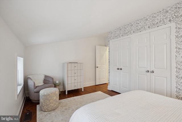 300 S Columbus St, Alexandria, VA 22314 - bedroom featuring dark wood-style floors, lofted ceiling, and baseboards