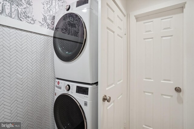 300 S Columbus St, Alexandria, VA 22314 - laundry room with stacked washer and clothes dryer