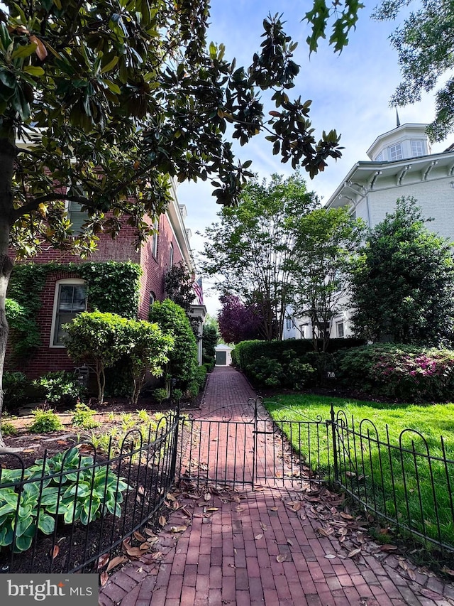 300 S Columbus St, Alexandria, VA 22314 - view of community featuring a gate and fence