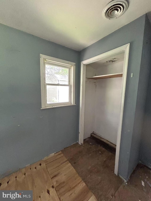 unfurnished bedroom featuring a closet