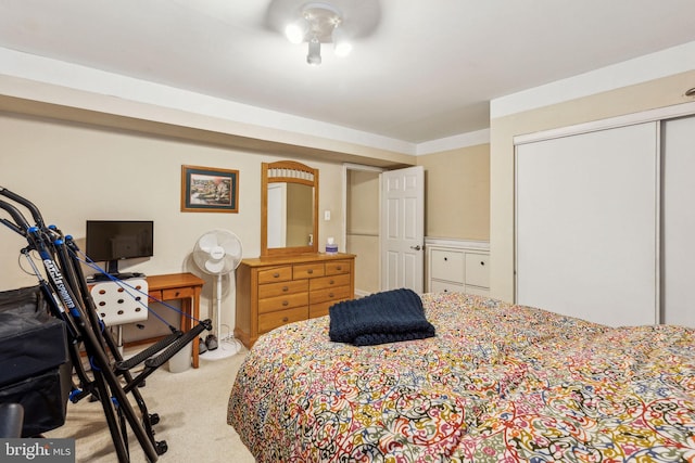 bedroom featuring carpet flooring and a closet