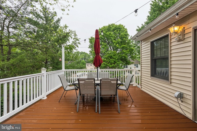deck with outdoor dining space