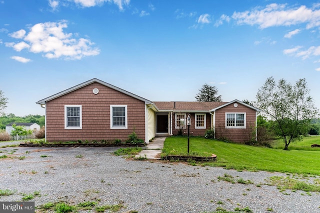 ranch-style home featuring a front lawn