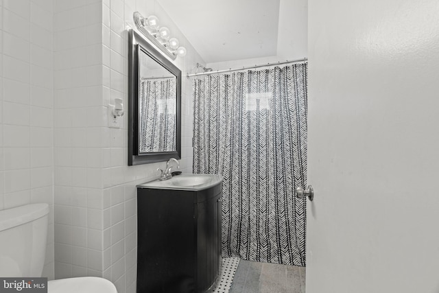 full bathroom featuring toilet, a shower with curtain, tile walls, vanity, and tile patterned floors