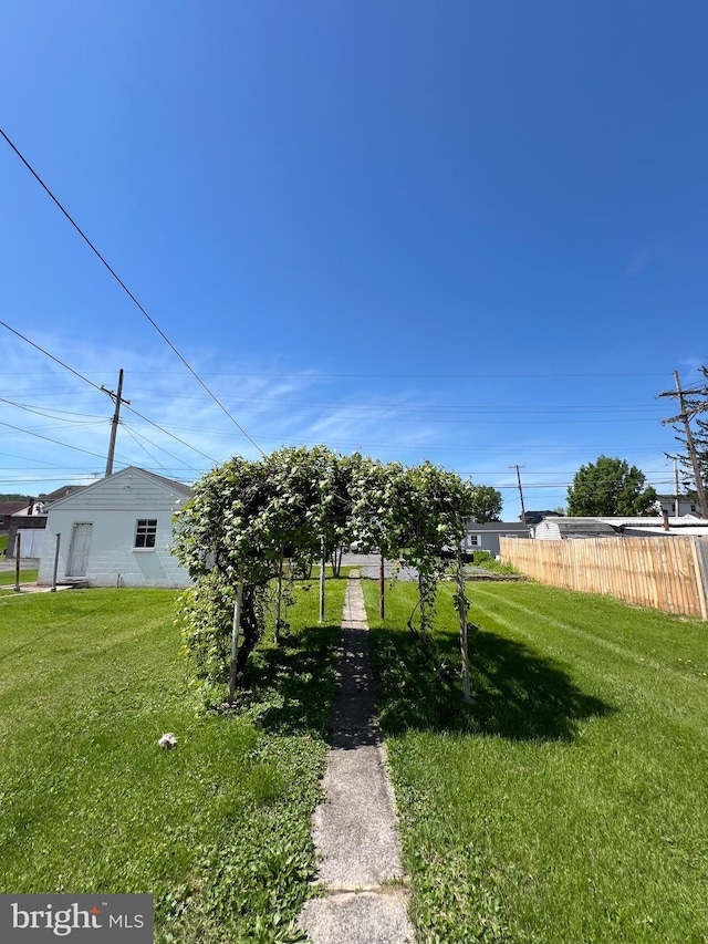 502 S Wayne St, Lewistown, PA 17044 - view of yard