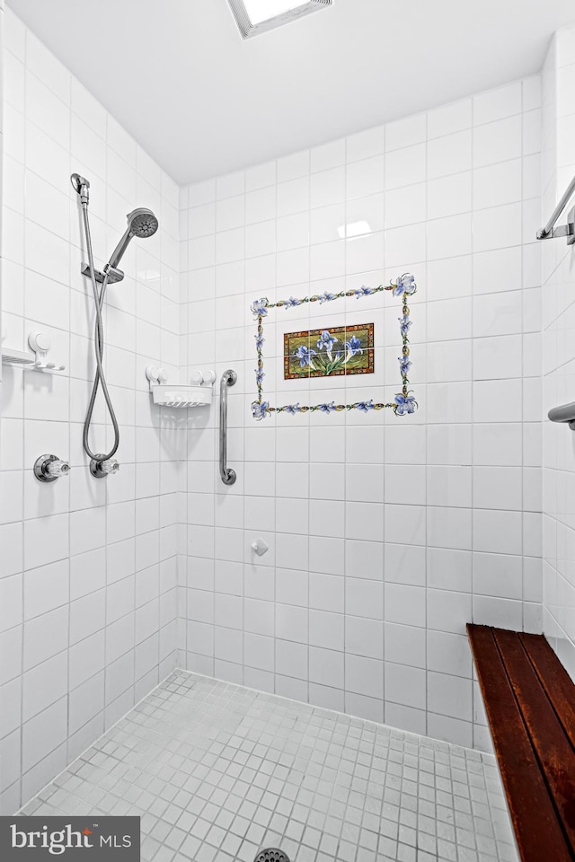 bathroom featuring tiled shower