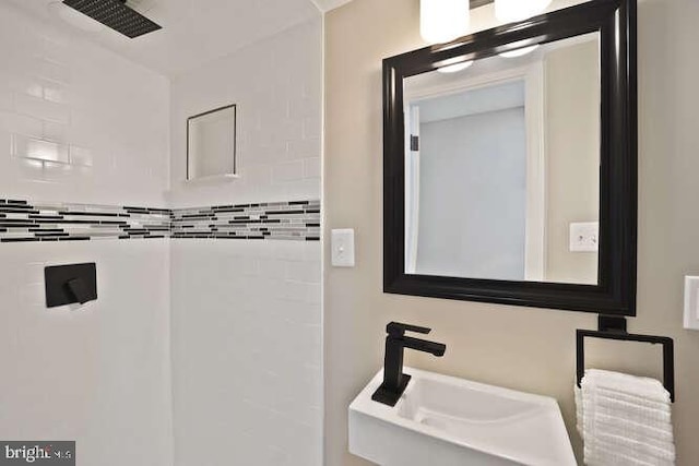 bathroom featuring a sink and tiled shower
