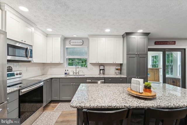 501 Macmillan Ct, Arnold, MD 21012 - kitchen with stainless steel appliances, a sink, gray cabinets, a kitchen breakfast bar, and recessed lighting