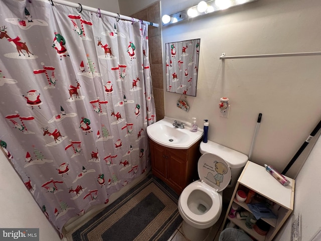full bathroom with a shower with shower curtain, toilet, and vanity